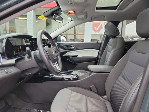 Used 2025 Chevrolet Trax LT w/ Sunroof Package image 15