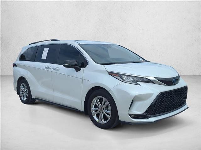 Certified 2023 Toyota Sienna XSE AWD/4WD image 3