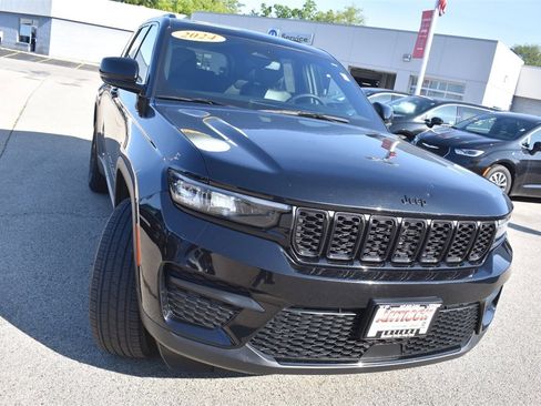 Used 2024 Jeep Grand Cherokee Altitude image 10