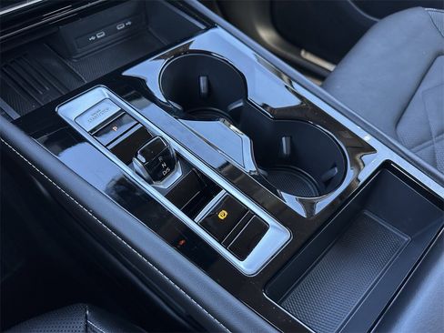 Used 2025 Volkswagen Atlas SE image 28