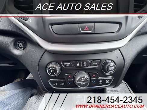 Used 2015 Jeep Cherokee Trailhawk w/ Comfort/Convenience Group image 13