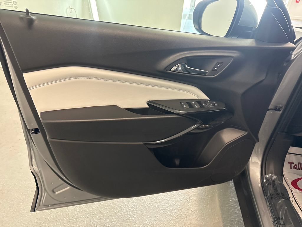 New 2026 Chevrolet Trax LT w/ LT Convenience Package FWD image 12