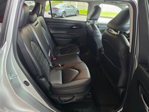 Used 2024 Toyota Highlander XLE AWD/4WD image 12