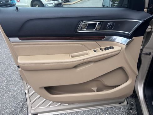 Used 2017 Ford Explorer Limited FWD image 9