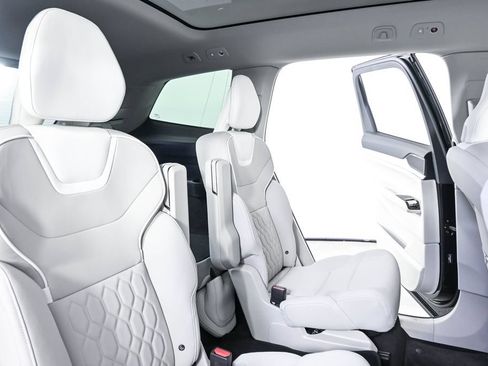 Used 2025 Volvo EX90 Plus AWD/4WD image 22