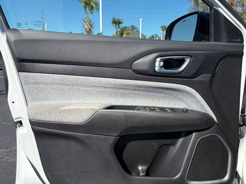 Used 2024 Jeep Compass Latitude image 9