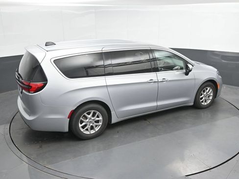 Used 2023 Chrysler Pacifica Touring-L FWD image 31