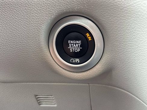 Used 2023 Chrysler Pacifica Touring-L FWD image 32