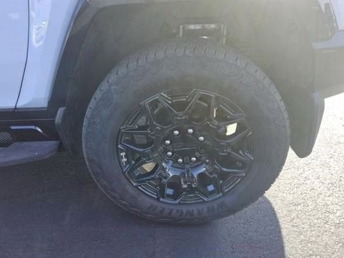 Used 2024 GMC Hummer EV 2X w/ LPO, Illumination Package AWD/4WD image 8