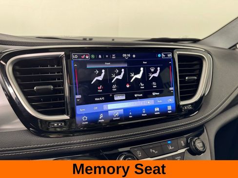 Used 2025 Chrysler Pacifica Limited image 17