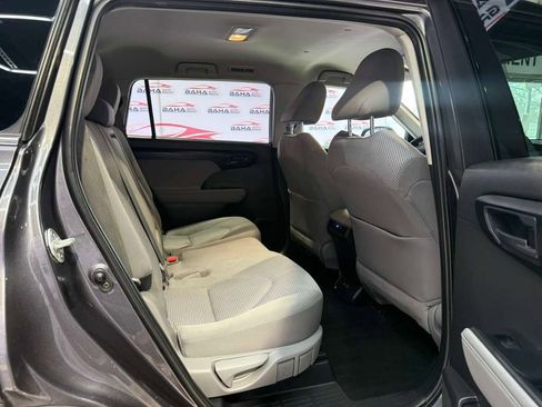 Used 2021 Toyota Highlander LE AWD/4WD image 39