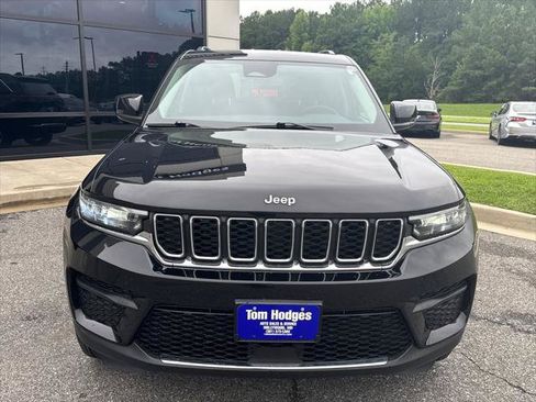 Used 2023 Jeep Grand Cherokee Laredo w/ Luxury Tech Group I AWD/4WD image 2