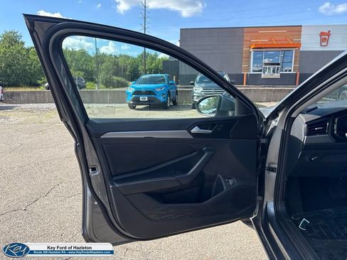 Used 2024 Volkswagen Jetta SE FWD image 13