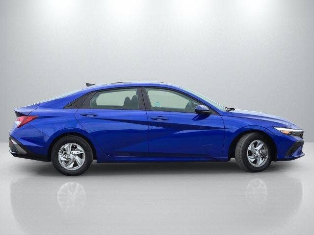 Used 2026 Hyundai Elantra SE FWD image 3