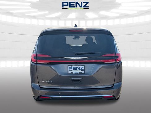 Used 2023 Chrysler Pacifica Touring-L FWD image 6