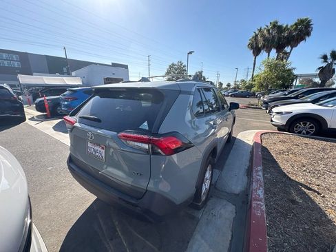 Used 2020 Toyota RAV4 XLE FWD image 7