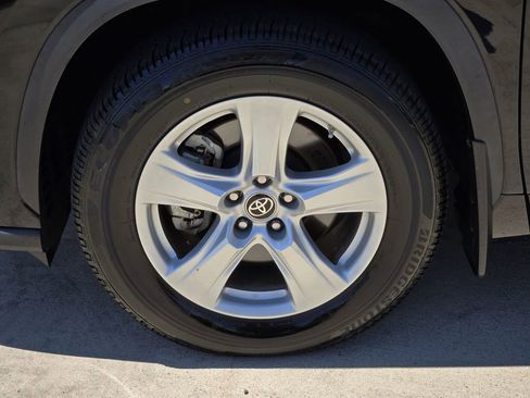 Used 2023 Toyota Highlander LE FWD image 7