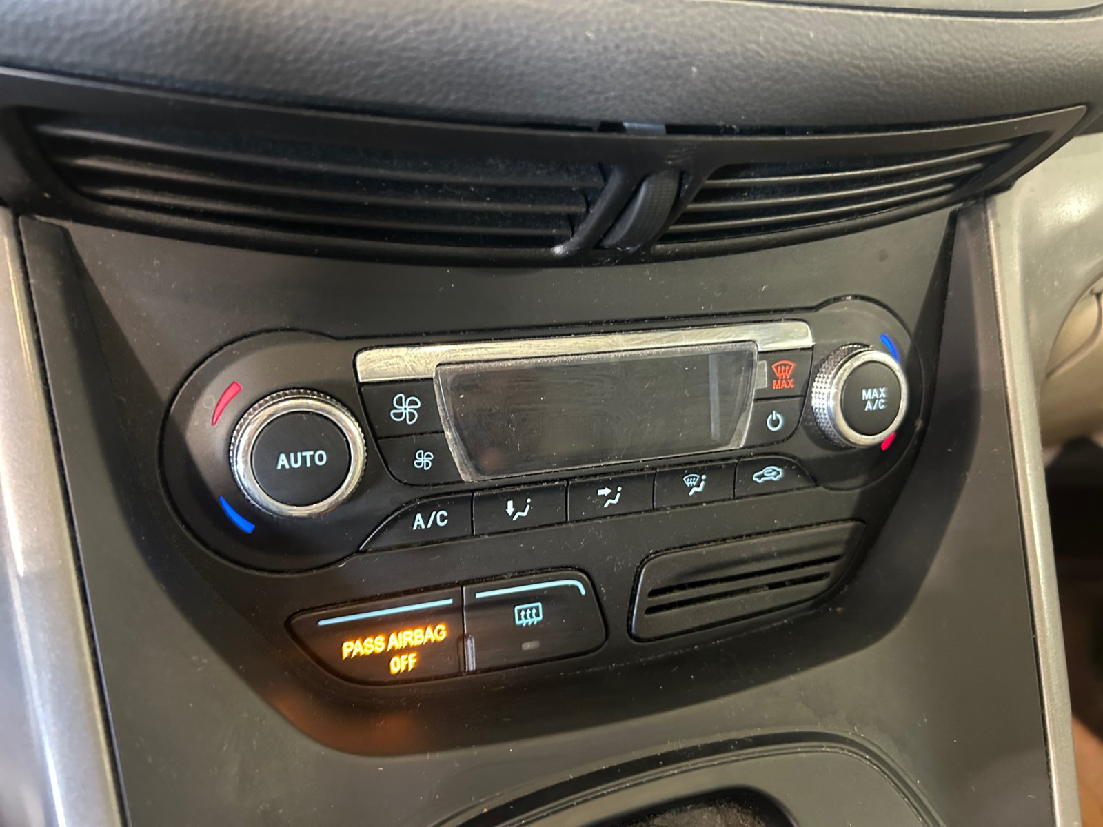 Used 2015 Ford Escape SE w/ Equipment Group 201A FWD image 19