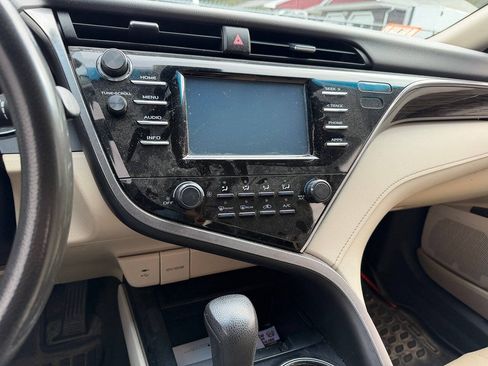 Used 2018 Toyota Camry LE FWD image 13