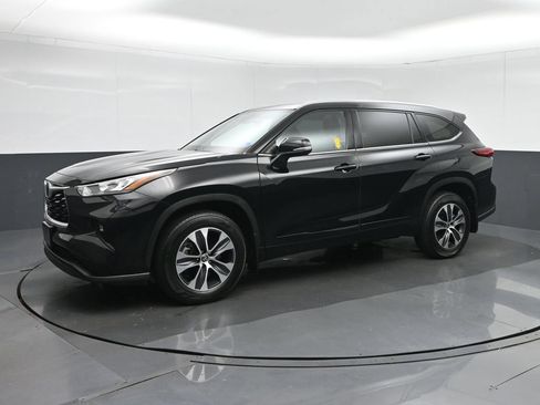 Used 2020 Toyota Highlander XLE AWD/4WD image 3