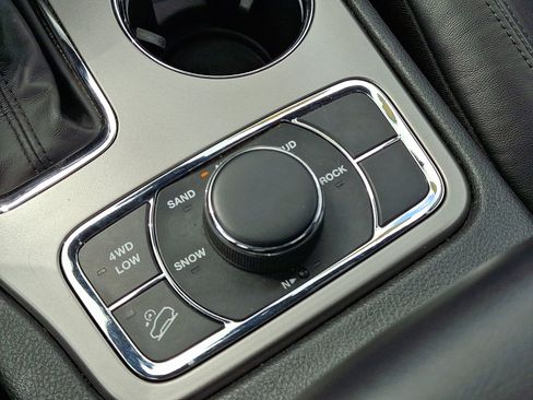 Used 2020 Jeep Grand Cherokee Limited image 23