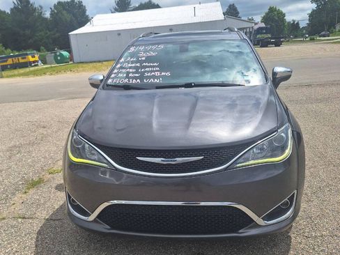 Used 2020 Chrysler Pacifica Limited FWD image 2