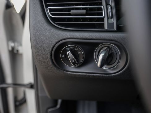 Certified 2025 Porsche Macan image 20