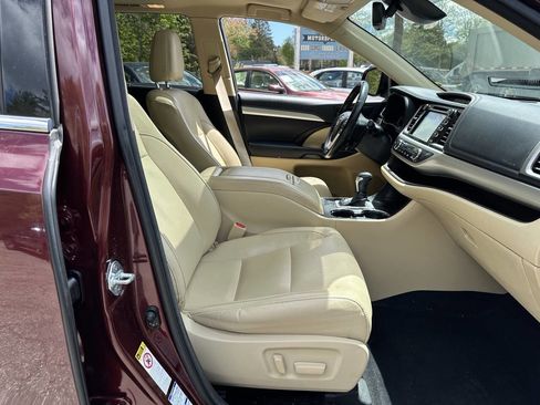 Used 2017 Toyota Highlander XLE AWD/4WD image 7