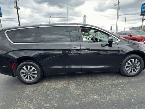 Used 2024 Chrysler Pacifica Limited FWD image 9