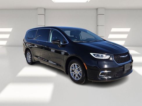 Used 2024 Chrysler Pacifica Touring-L image 7
