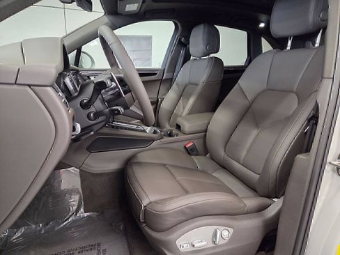 Certified 2026 Porsche Macan AWD/4WD image 5