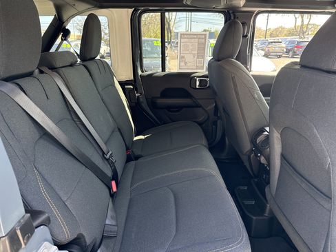 Used 2025 Jeep Wrangler Sahara image 14