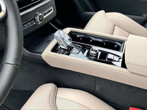 New 2026 Volvo XC90 T8 Ultra w/ Protection Package Premier AWD/4WD image 32