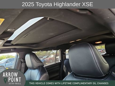 Used 2025 Toyota Highlander XSE AWD/4WD image 22