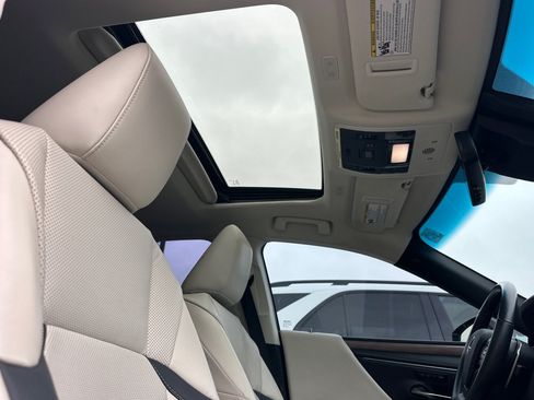 Used 2025 Lexus ES 300h w/ Premium Package FWD image 30