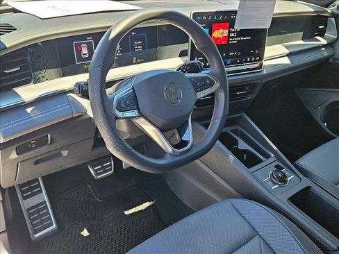 Used 2025 Volkswagen Tiguan SE R-Line AWD/4WD image 10
