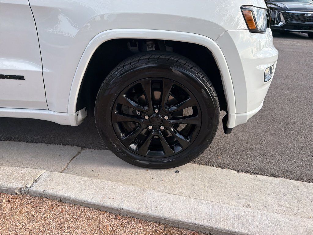 Used 2017 Jeep Grand Cherokee Altitude AWD/4WD image 13