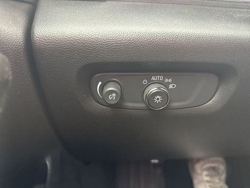 Used 2022 Chevrolet Traverse LT image 12