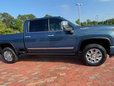 Used 2024 Chevrolet Silverado 2500 High Country w/ High Country Premium Package AWD/4WD image 3