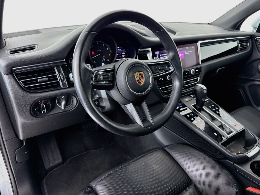 Certified 2025 Porsche Macan AWD/4WD image 4
