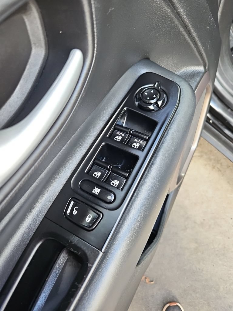 Used 2023 Jeep Renegade Latitude AWD/4WD image 24