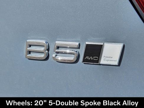 Certified 2023 Volvo XC40 B5 Ultimate w/ Climate Package image 18