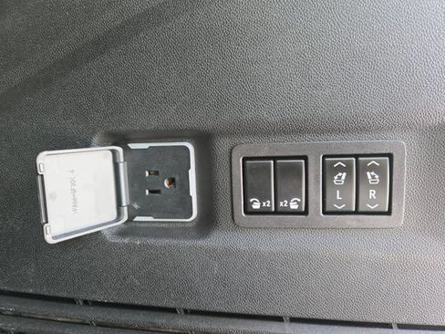 Used 2023 Chevrolet Suburban Z71 w/ Luxury Package AWD/4WD image 6