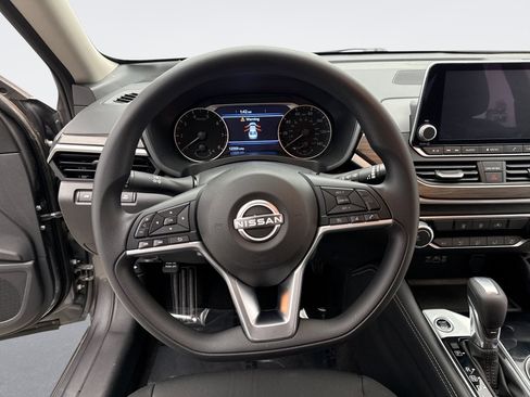 Used 2023 Nissan Altima 2.5 SV FWD image 12
