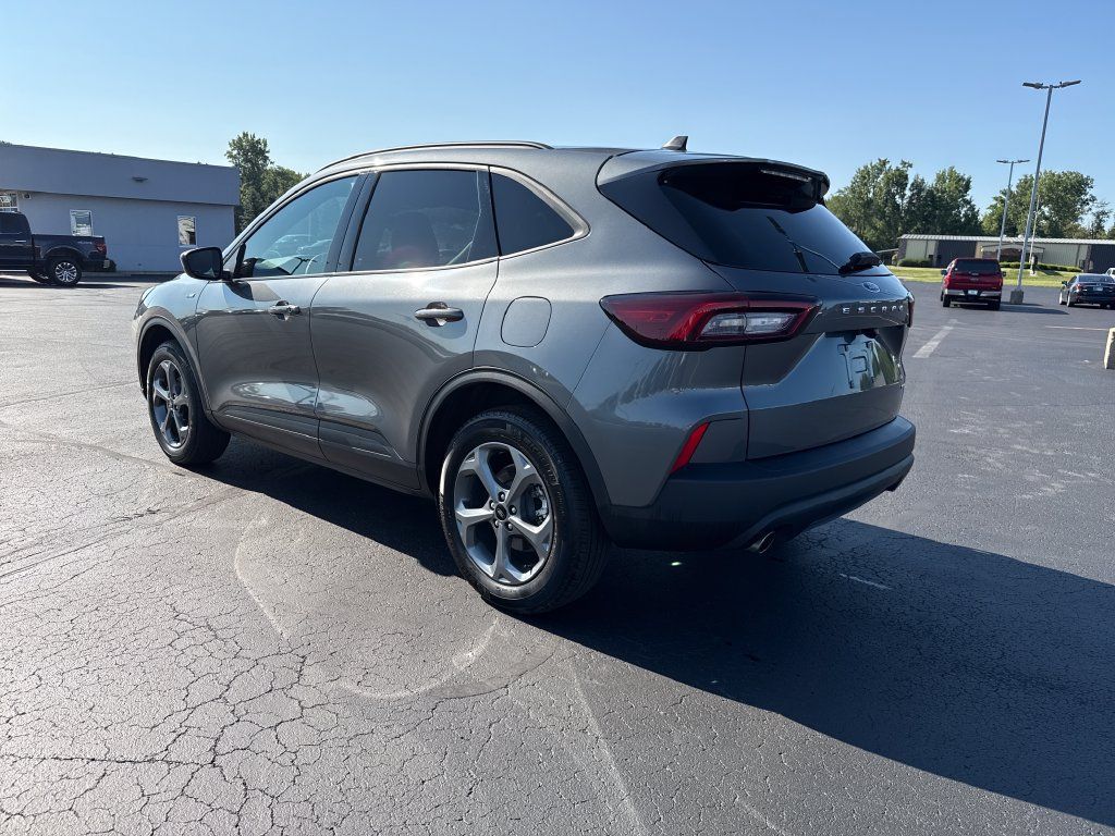 Used 2025 Ford Escape ST-Line Select AWD/4WD image 2