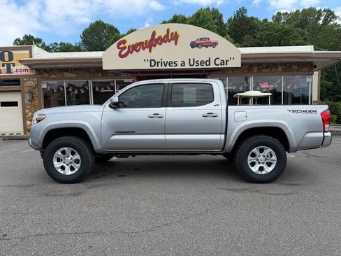 Used 2021 Toyota Tacoma SR5 AWD/4WD image 2