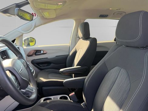 Used 2023 Chrysler Voyager LX FWD image 4