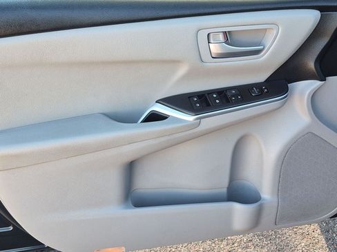 Used 2015 Toyota Camry SE w/ Moonroof Package FWD image 25