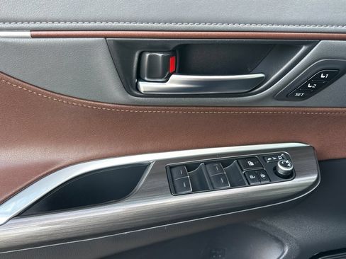 Certified 2023 Toyota Venza Limited AWD/4WD image 11