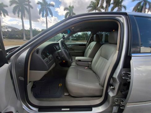 Used 2006 Lincoln Town Car Signature image 4